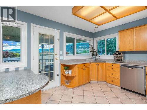 124 Sarsons Road Unit# 17, Vernon, BC - Indoor Photo Showing Kitchen With Double Sink