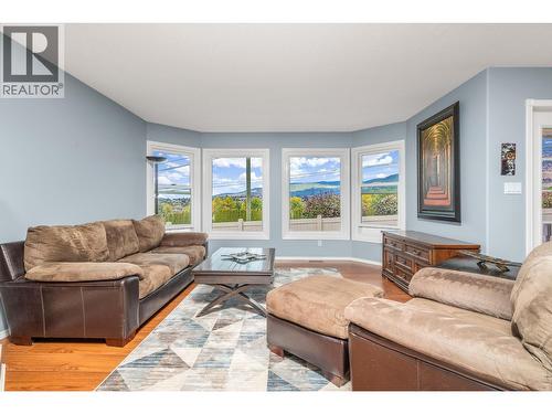 124 Sarsons Road Unit# 17, Vernon, BC - Indoor Photo Showing Living Room