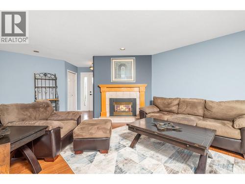 124 Sarsons Road Unit# 17, Vernon, BC - Indoor Photo Showing Living Room With Fireplace