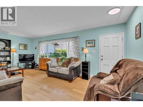 2527 Upper Bench Road, Keremeos, BC - Indoor Photo Showing Living Room