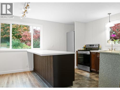 511 10Th Avenue S, Creston, BC - Indoor Photo Showing Kitchen