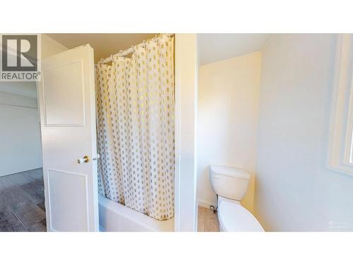 511 10Th Avenue S, Creston, BC - Indoor Photo Showing Bathroom