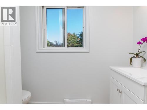 511 10Th Avenue S, Creston, BC - Indoor Photo Showing Bathroom