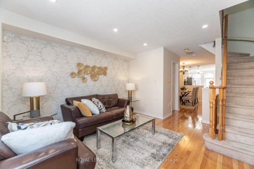 7131 Chatham Court, Mississauga, ON - Indoor Photo Showing Living Room