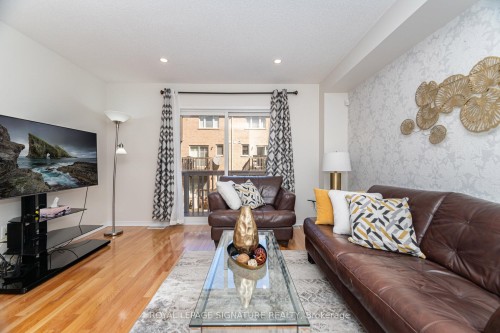 7131 Chatham Court, Mississauga, ON - Indoor Photo Showing Living Room