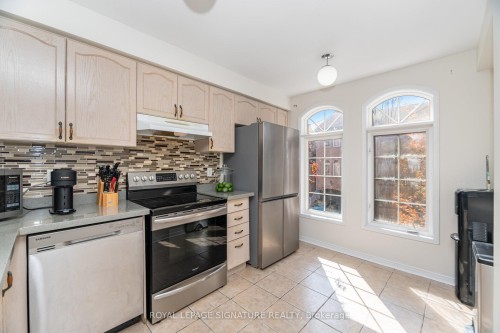 7131 Chatham Court, Mississauga, ON - Indoor Photo Showing Kitchen With Stainless Steel Kitchen