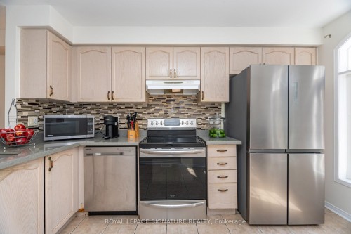 7131 Chatham Court, Mississauga, ON - Indoor Photo Showing Kitchen With Stainless Steel Kitchen