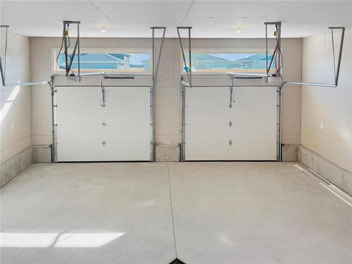39 Fieldstone Crescent, Brandon, MB - Indoor Photo Showing Garage