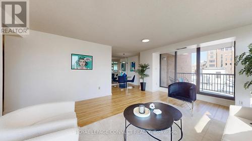 1002 - 47 St Clair Avenue W, Toronto, ON - Indoor Photo Showing Living Room