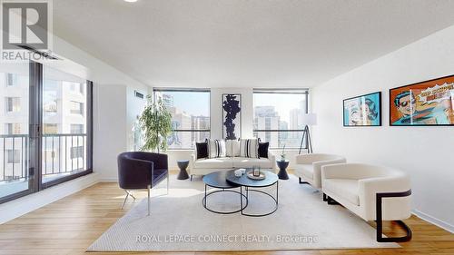 1002 - 47 St Clair Avenue W, Toronto, ON - Indoor Photo Showing Living Room