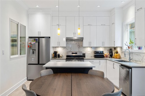 3365 Barrington Rd, Nanaimo, BC - Indoor Photo Showing Kitchen With Upgraded Kitchen