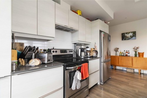 309-3815 Rowland Ave, Saanich, BC - Indoor Photo Showing Kitchen