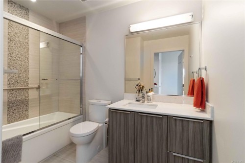 309-3815 Rowland Ave, Saanich, BC - Indoor Photo Showing Bathroom