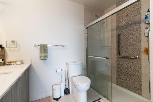 309-3815 Rowland Ave, Saanich, BC - Indoor Photo Showing Bathroom