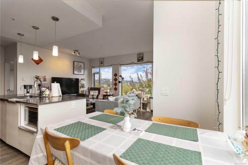 309-3815 Rowland Ave, Saanich, BC - Indoor