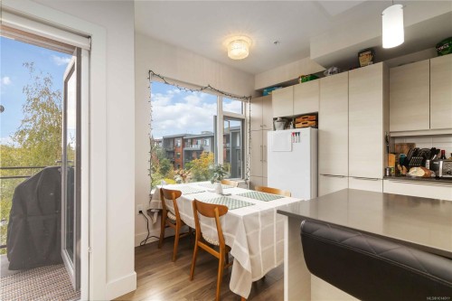 309-3815 Rowland Ave, Saanich, BC - Indoor