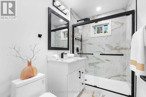 74 West 3Rd Street, Hamilton, ON - Indoor Photo Showing Bathroom