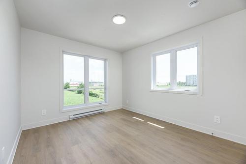 Primary bedroom - 203-162 Rue Notre-Dame, Salaberry-De-Valleyfield, QC - Indoor Photo Showing Other Room