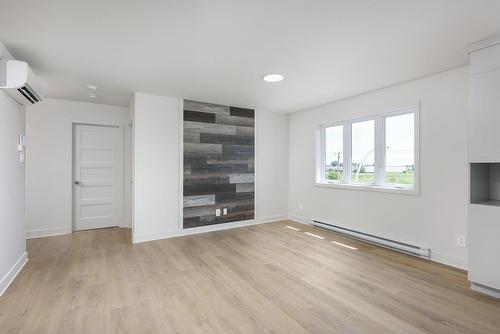 Living room - 203-162 Rue Notre-Dame, Salaberry-De-Valleyfield, QC - Indoor Photo Showing Other Room