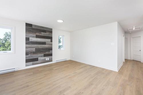 Salon - 301-135 Rue Richer, Salaberry-De-Valleyfield, QC - Indoor Photo Showing Other Room