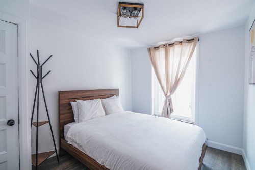 Dwelling - 1015  - 1023 Rue St-Jean, Québec (La Cité-Limoilou), QC - Indoor Photo Showing Bedroom