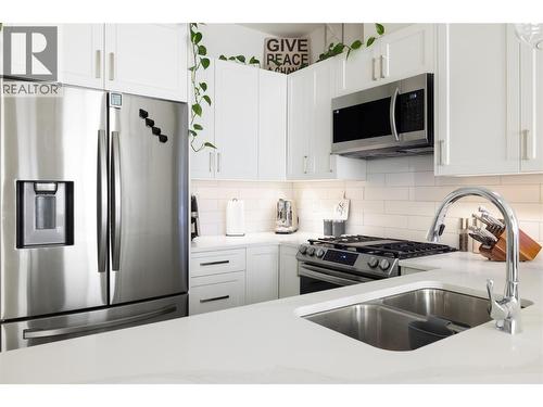 1999 15 Avenue Unit# 25, Vernon, BC - Indoor Photo Showing Kitchen With Double Sink With Upgraded Kitchen