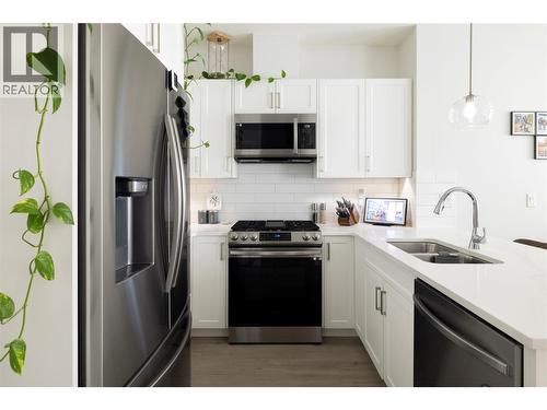 1999 15 Avenue Unit# 25, Vernon, BC - Indoor Photo Showing Kitchen With Double Sink With Upgraded Kitchen