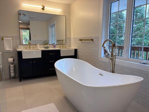 Bathroom - 649 Ch. Du Lac-Quenouille, Lac-Supérieur, QC - Indoor Photo Showing Bathroom