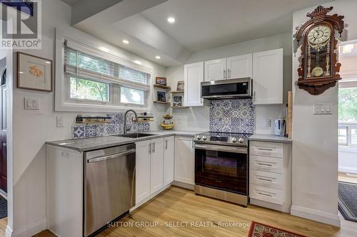 126 Brisbin Street, London East (East M), ON - Indoor Photo Showing Kitchen With Upgraded Kitchen