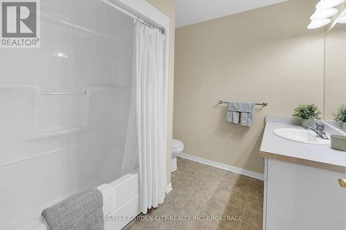 176 Beckett Crescent, Pelham (Fonthill), ON - Indoor Photo Showing Bathroom