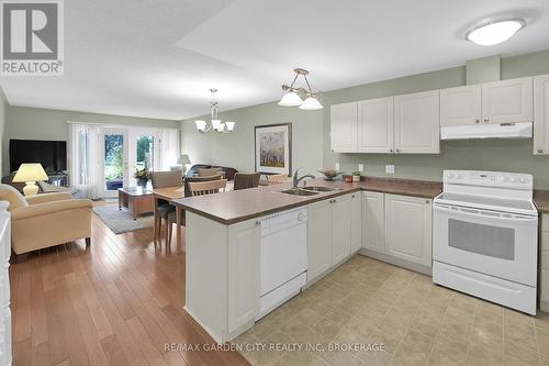176 Beckett Crescent, Pelham (Fonthill), ON - Indoor Photo Showing Kitchen With Double Sink