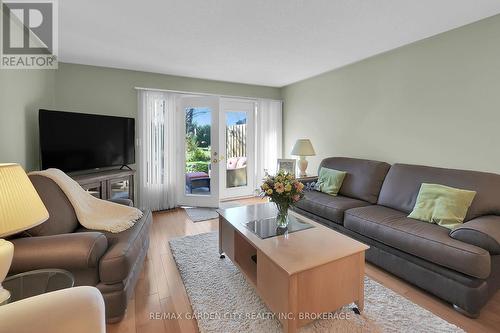 176 Beckett Crescent, Pelham (Fonthill), ON - Indoor Photo Showing Living Room