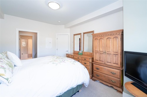 206-5822 Garden St, Duncan, BC - Indoor Photo Showing Bedroom