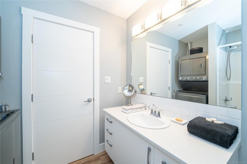 206-5822 Garden St, Duncan, BC - Indoor Photo Showing Bathroom