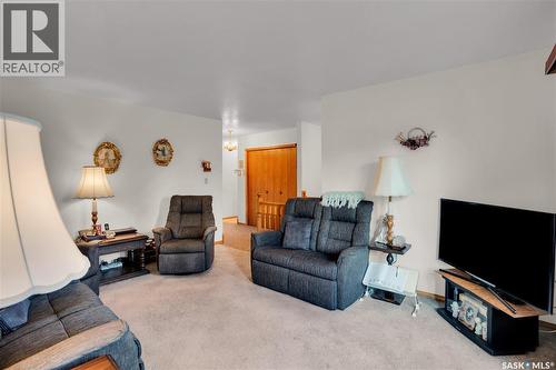 109 1St Avenue E, Gravelbourg, SK - Indoor Photo Showing Living Room