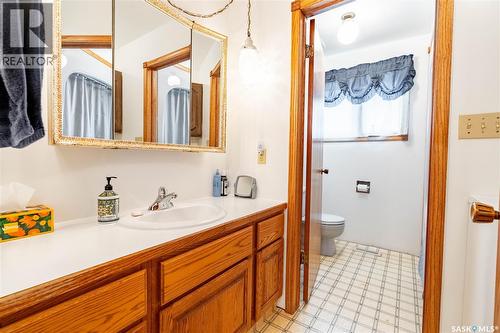109 1St Avenue E, Gravelbourg, SK - Indoor Photo Showing Bathroom