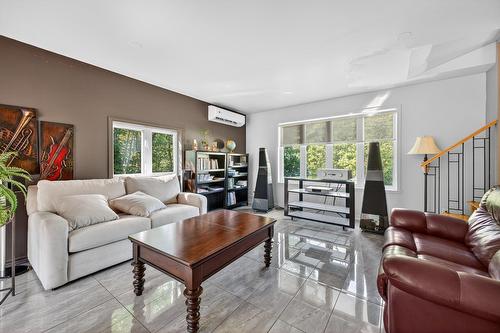 Salon - 208 Rue Des Cerfs, Farnham, QC - Indoor Photo Showing Living Room