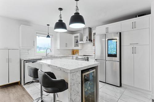 Kitchen - 73 Av. Des Tilleuls, Salaberry-De-Valleyfield, QC - Indoor Photo Showing Kitchen With Upgraded Kitchen