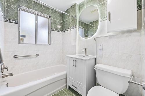 Bathroom - 20 Rue Émile, Laval (Laval-Des-Rapides), QC - Indoor Photo Showing Bathroom