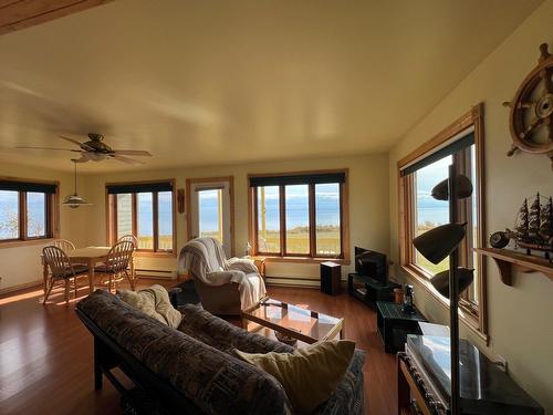 Living room - 200 Boul. Perron E., Caplan, QC - Indoor