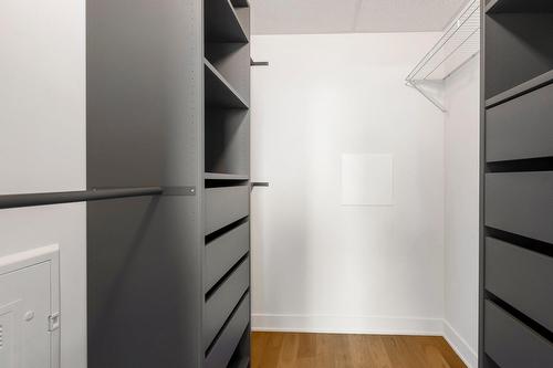 Penderie (Walk-in) - 429-2180 Rue Ste-Catherine E., Montréal (Ville-Marie), QC - Indoor
