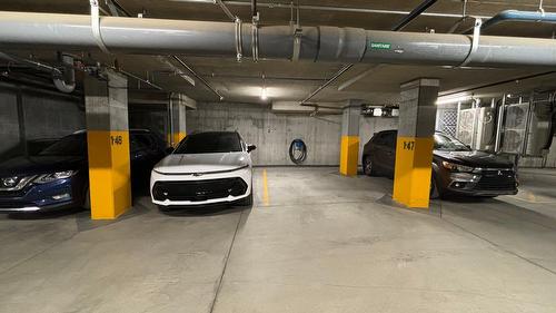 Garage - 429-2180 Rue Ste-Catherine E., Montréal (Ville-Marie), QC - Indoor Photo Showing Garage