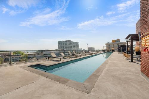 Piscine - 429-2180 Rue Ste-Catherine E., Montréal (Ville-Marie), QC - Outdoor With In Ground Pool