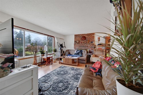 5886 Broadway Rd, Nanaimo, BC 