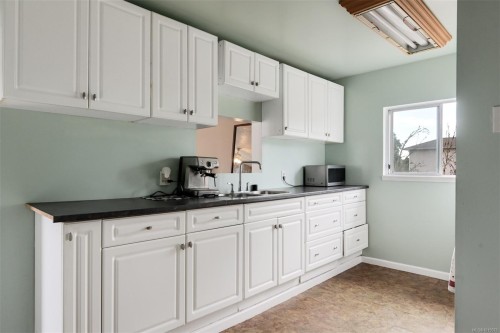 3883 Douglas St, Saanich, BC 