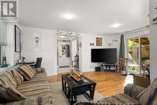 91 Pine Avenue, Dysart Et Al (Dysart), ON - Indoor Photo Showing Living Room