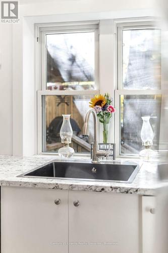 91 Pine Avenue, Dysart Et Al (Dysart), ON - Indoor Photo Showing Kitchen With Double Sink With Upgraded Kitchen