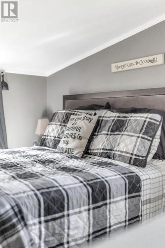 91 Pine Avenue, Dysart Et Al (Dysart), ON - Indoor Photo Showing Bedroom