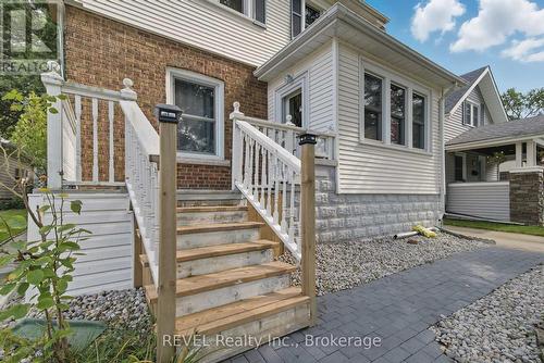 6238 Pine Grove Avenue, Niagara Falls (Dorchester), ON - Outdoor With Facade