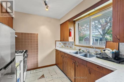 6611 Margaret Street, Niagara Falls (Arad/Fallsview), ON - Indoor Photo Showing Kitchen With Double Sink